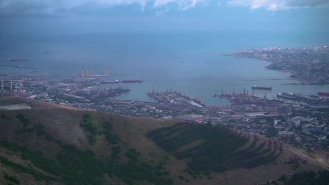 Imágenes-de-la-ciudad-con-una-bahía,-puerto,-edificios,-montañas.-Vista-Ariel-de-Novorossiysk.-Rusia.
