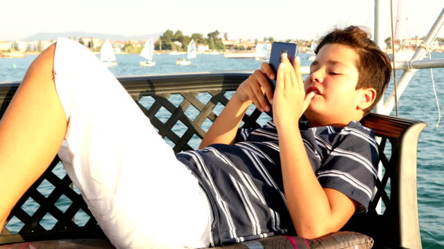Junge-mit-Smartphone-im-Sommer
