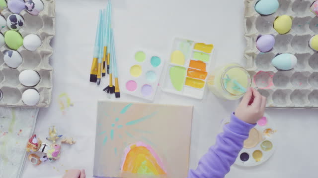 Kleine-Mädchen-und-ihre-Mutter-Malerei-Ostern-Kunstprojekt-mit-Acrylfarbe.