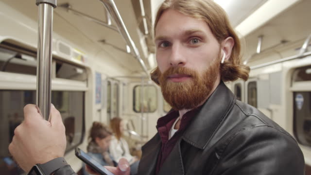 Retrato-del-hombre-viajando-por-el-metro