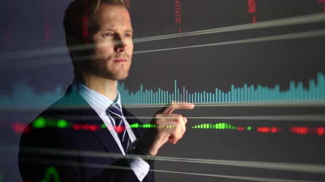 Geschäftsmann-Investor-Analyse-Börsendaten-mit-Denken-und-Hand-berühren-Börsenbildschirm-Doppelengagement