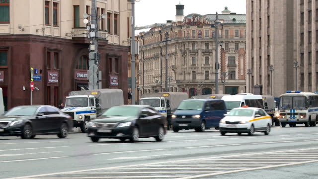 El-tráfico-de-otoño-de-Moscú-atasca-equipo-especial-de-la-policía-ambulancia