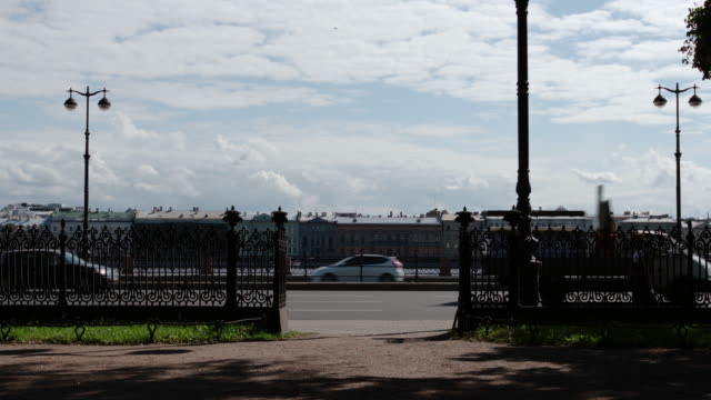 CLOSE-UP:-Tor-eines-Rumyantsev-Parks-auf-der-Wassiljewski-Insel---St.-Petersburg,-Russland