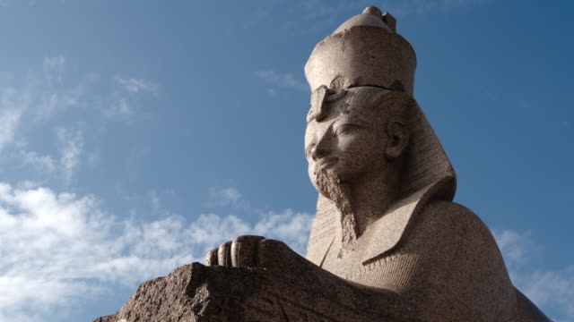 TIME-LAPSE:-Egyptian-stone-sphinx---St.-Petersburg,-Russia