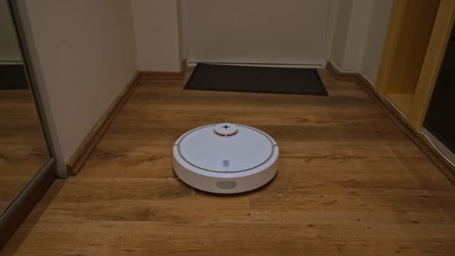 Robot-vacuum-cleaner-cleans-the-hallway