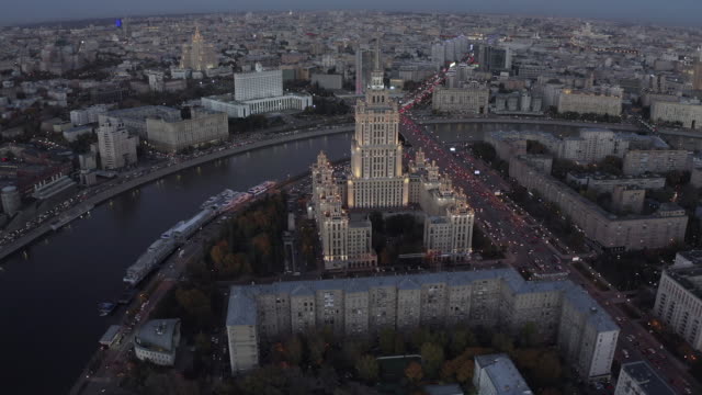 Ciudad-de-Moscú-con-el-río-Moscú-en-la-Federación-Rusa,-horizonte-de-Moscú-con-el-rascacielos-de-la-arquitectura-histórica,-vista-aérea,-Rusia,-4K