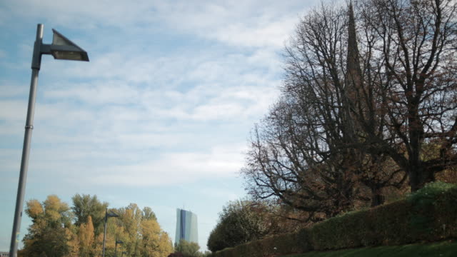 Panorama-der-Metropole-mit-Wolkenkratzern-Fluss-und-Park.-Deutschland,-Frankfurt