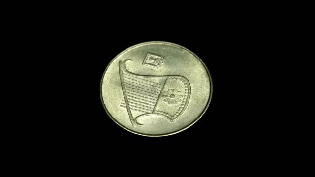 La-moneda-israelí-1/2-nuevo-sheqel-gira-sobre-un-fondo-negro.-Macro.-Closeup