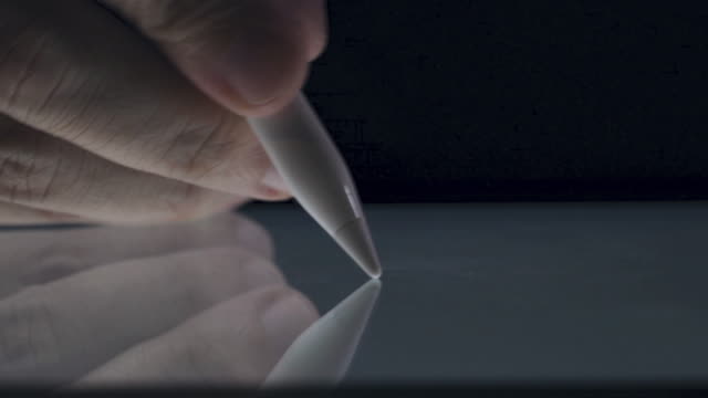 4K-Video-Hand-verwenden-Stift-Stift-berühren-und-zeichnen-auf-Tablet-Bildschirm-Mock-up-mit-Licht.