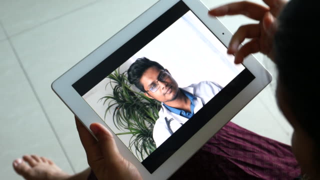Frauen,-die-Online-Konsultation-mit-Arzt-auf-digitalen-Tablet