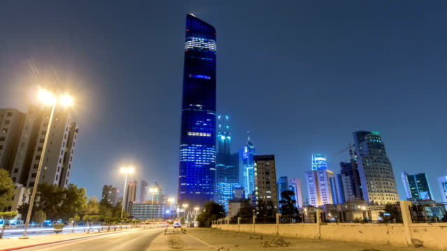 Edificio-más-alto-de-la-ciudad-de-Kuwait-timelapse-hyperlapse-Al-torre-de-Hamra-Al-anochecer.-La-ciudad-de-Kuwait,-Medio-Oriente