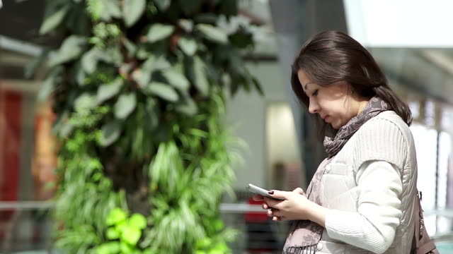 Frau-mit-app-auf-dem-Smartphone-in-der-mall