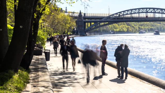 the-crowd-promenade-along-the-embankment-of-the-city-river,-time-lapse
