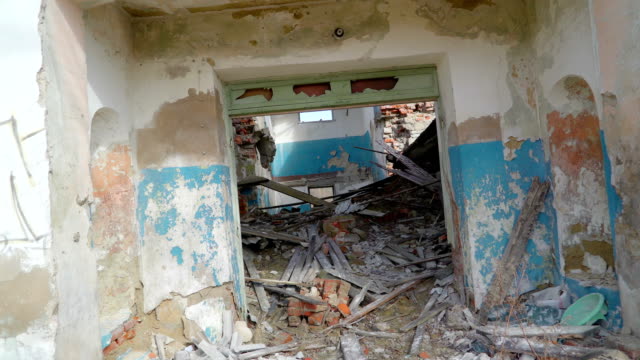 Ruind-y-escombros-en-el-piso-de-la-casa-en-Ucrania