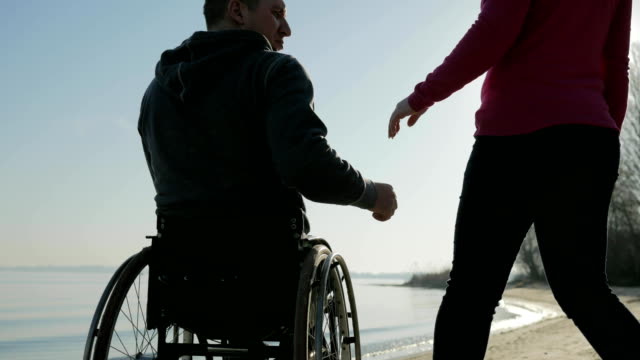 Behinderte-Liebe,-ungültige-Person-im-Rollstuhl-mit-Mädchen,-paar