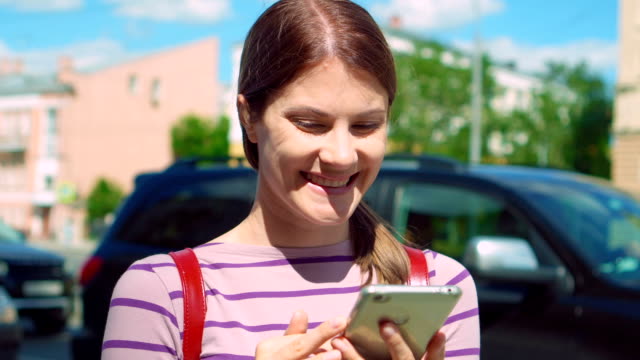 Schöne-junge-Brünette-Frau-mit-Smartphone-Technologie-Stadt-Straßen-städtischen-Leben