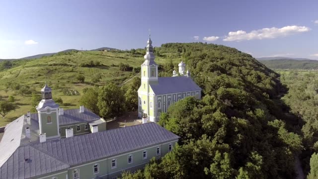 Volando-sobre-monasterio-de-San-Nicolás,-Mukachevo,-Ucrania