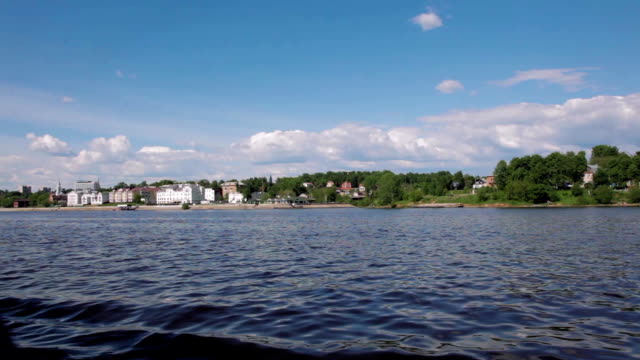 Flusskreuzfahrt-in-Kostroma,-Russland.-Video-an-Bord-Segelboot-entnommen