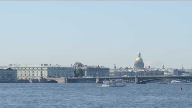 Río-Neva,-la-Catedral-de-Isaac-y-el-puente-de-Troitsky-en-el-verano---St.-Petersburg,-Rusia