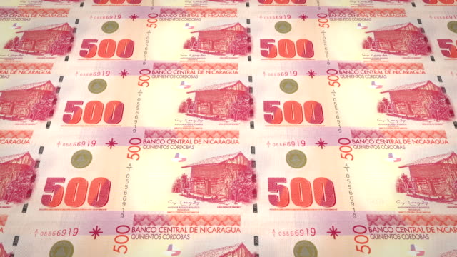 Banknotenserie-von-fünfhundert-nicaraguanische-Cordoba-der-Zentralbank-von-Nicaragua-Rollen-auf-dem-Bildschirm,-Münzen-der-Welt,-Bargeld,-Schleife