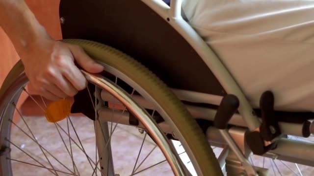 Hombre-con-discapacidad-o-minusválido-en-silla-de-ruedas.