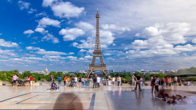 Famous-square-Trocadero-with-Eiffel-tower-in-the-background-timelapse-hyperlapse