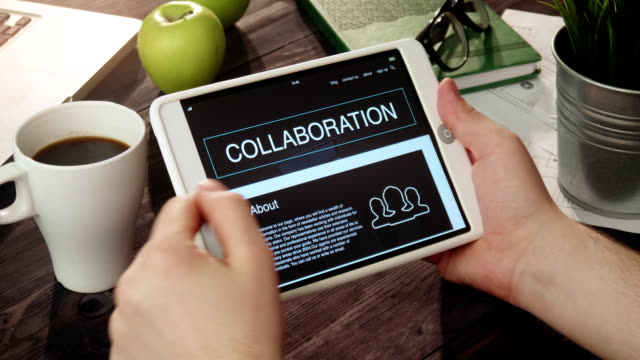 Überprüfung-der-Zusammenarbeit-Info-mit-digital-Tablette