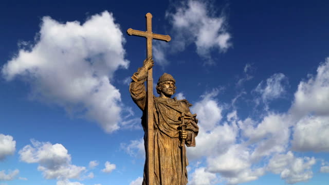 Monumento-al-Santo-Príncipe-Vladimir-el-grande-en-cuadrado-de-Borovitskaya-en-Moscú-cerca-del-Kremlin,-Rusia.--La-ceremonia-de-apertura-tuvo-lugar-el-04-de-noviembre-de-2016