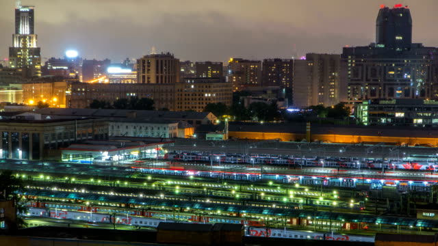 Vista-superior-de-tres-trenes-estaciones-timelapse-de-noche-en-la-Plaza-Komsomolskaya-en-Moscú,-Rusia-de-noche