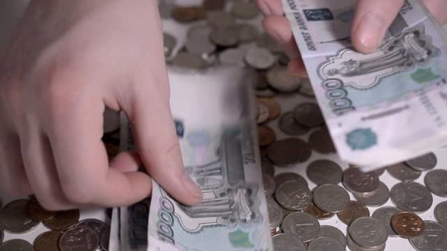 Russisches-Geld-Trümmern-Hände-zählen-Geld-Slow-Motion-Aufnahmen