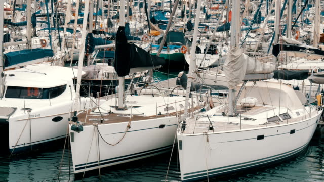 Lote-de-hermosos-yates-elegante-blanco-amarrado-en-un-puerto-o-bahía-en-Barcelona