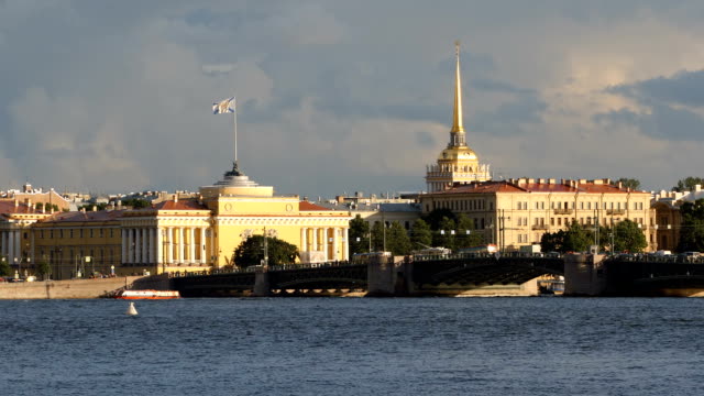 El-Ministerio-de-Marina-y-el-puente-de-Palacio-sobre-el-río-Neva-en-el-verano---St.-Petersburg,-Rusia