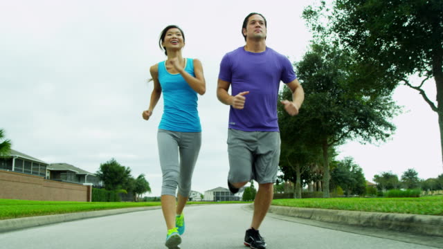 Feliz-pareja-étnico-goza-de-aptitud-saludable-estilo-de-vida-para-correr