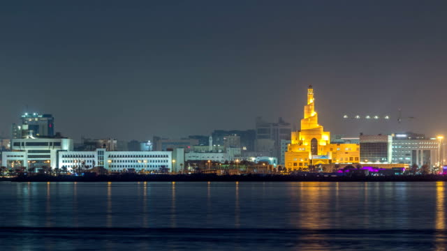Skyline-de-Doha-con-el-timelapse-Centro-Cultural-islámico-en-Qatar,-Medio-Oriente