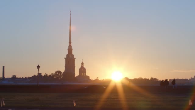 Peter-und-Paul-Fortress-und-spucken-von-Vasilievsky-Insel-auf-einen-Sonnenaufgang-im-Sommer---St.-Petersburg,-Russland