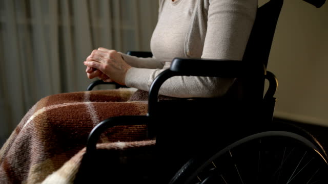 Mujer-inválida-en-silla-de-ruedas-en-el-hogar-de-ancianos,-fundaciones-de-caridad