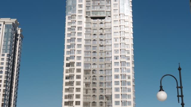 Tiro-de-establishihg-de-ángulo-bajo-de-la-arquitectura-de-edificios-de-moderna-zona-residencial