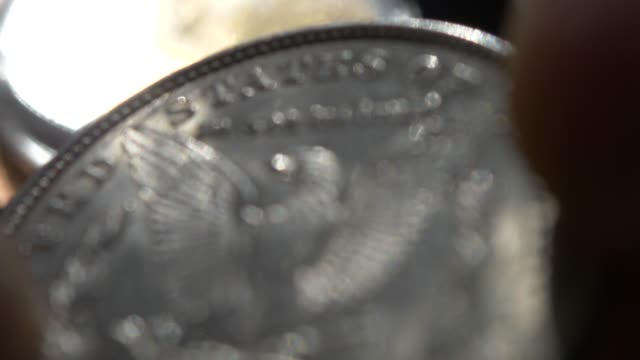 Überprüfen-amerikanische-Dollar-Münze-in-Makro-Nahaufnahme.-Sammlerstück-Münze-in-der-Hand.