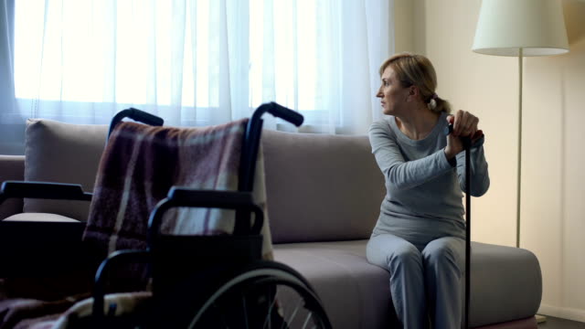 Traurige-pensionierte-Frau-wartet-Mann-im-Krankenhaus,-Reha-Blick-auf-Rollstuhl,