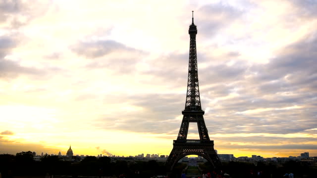 Concepto-de-interés-de-Francia.-Las-nubes-violetas-y-paisaje-de-París