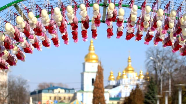 Huevos-de-Pascua-y-Catedral-de-saint-Michael-en-Kiev