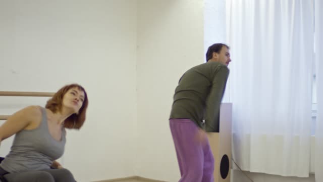 Frau-im-Rollstuhltanz-energetischen-Tanz-mit-männlichen-Partner