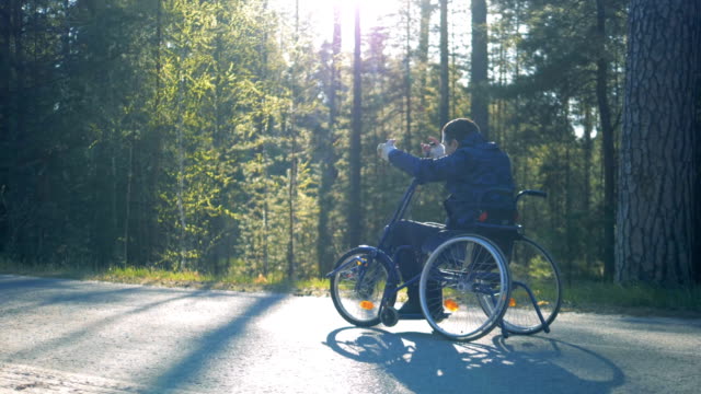 Proceso-de-cámara-lenta-de-un-hombre-físicamente-desafiado-en-una-silla-de-ruedas-de-entrenamiento