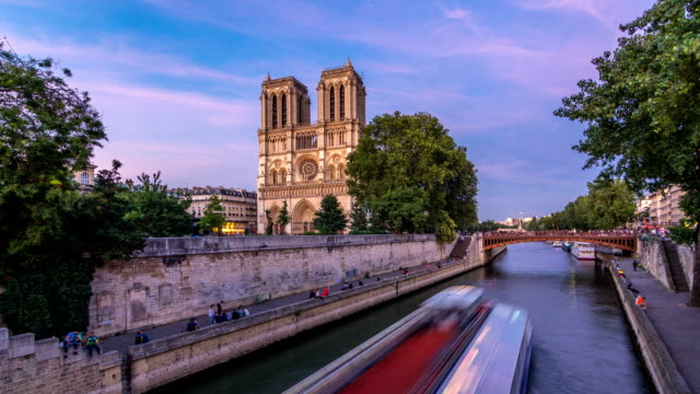 Vorderansicht-des-Notre-Dame-De-Paris-Kathedrale-Tag-zu-Nacht-Zeitraffer-nach-Sonnenuntergang