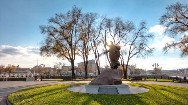 El-monumento-al-Santo-apóstol-Andrew-el-primer-llamado-en-la-en-la-ciudad-Parque-strelka-timelapse-en-Jarkov,-Ucrania