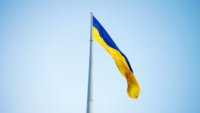 Ukrainische-Flagge-im-Wind-flattern
