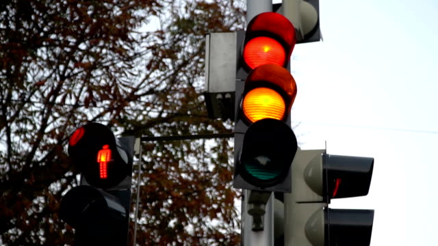 Stoplight.-Traffic-lights-work-in-a-big-city-at-a-crossroads.-Slow-motion.