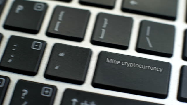 Mine-Kryptowährung-Taste-auf-der-Computertastatur,-weibliche-Hand-Finger-drücken