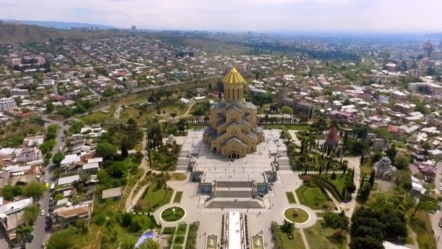 Iglesia-de-Santa-Trinidad-en-Tbilisi,-monumento-arquitectónico,-lugares-de-interés-turístico