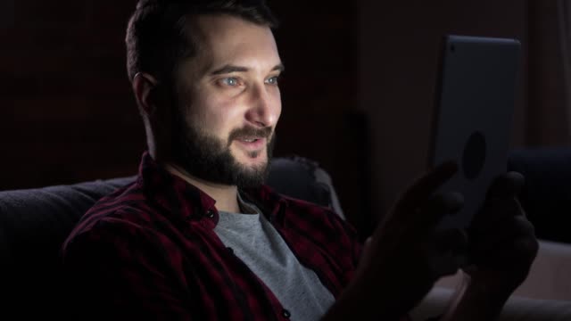 Hombre-usando-tableta-digital-en-la-noche
